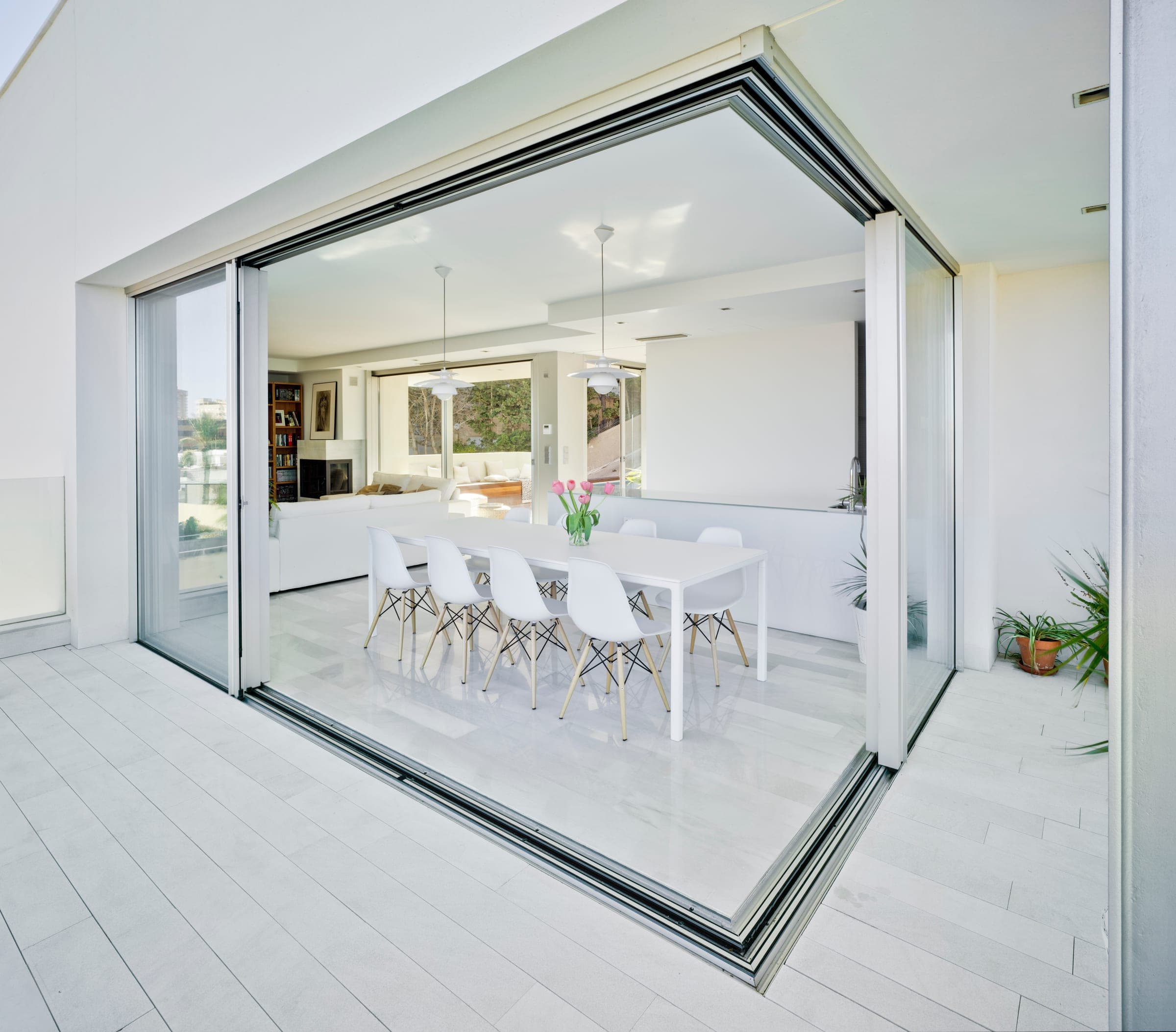 Cortizo corner sliding doors in a contemporary dining room with minimal sightlines