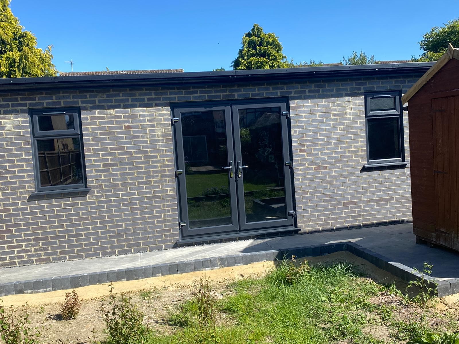 Garden room with anthracite French doors and full-height glazing